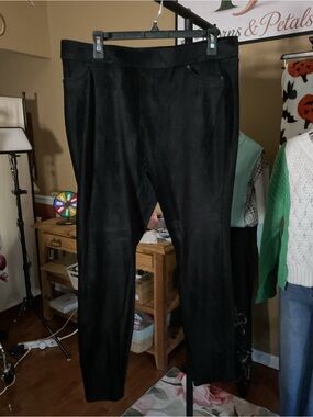 HUE Black Straight-Leg Women's Pull On Pants